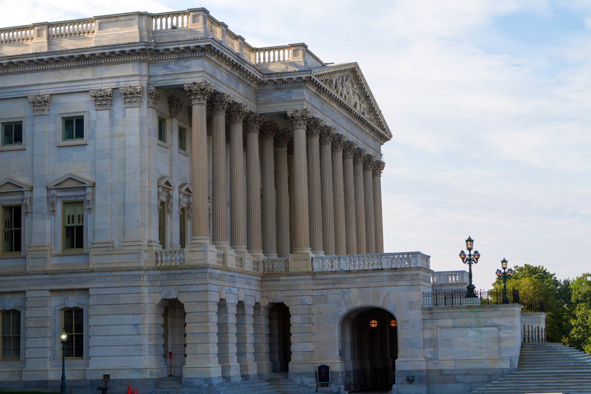 Fachada de mármol del Capitolio de Estados Unidos vista desde la escalinata lateral