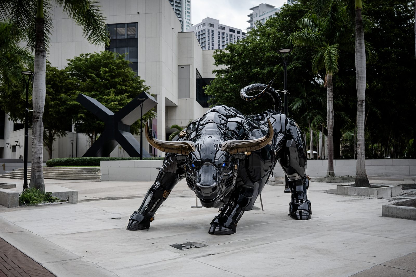 Escultura de un toro en una plaza del distrito financiero de Brickell, en Miami