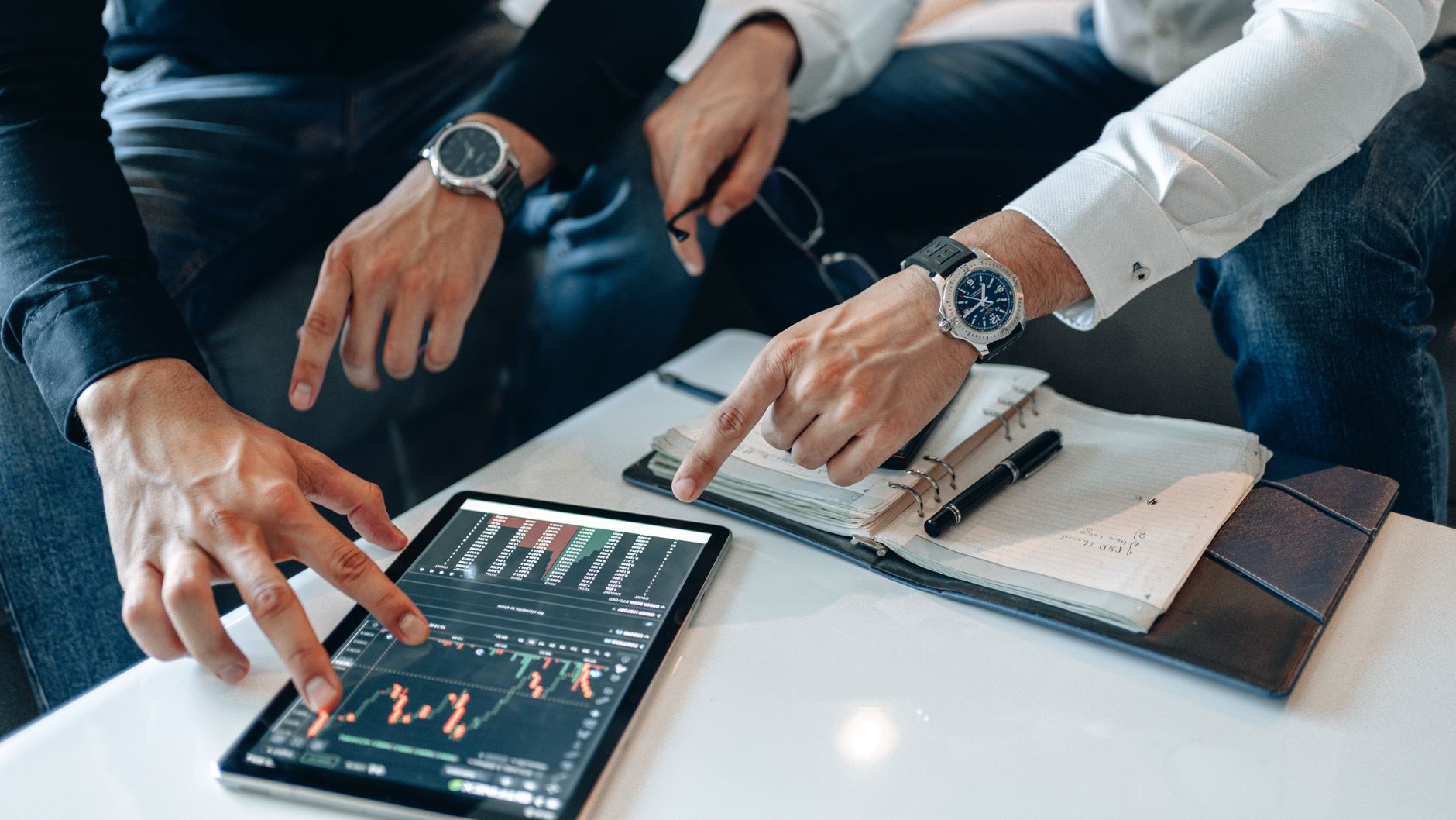 Comparar la cotización en dos exchanges antes de confirmar la compra