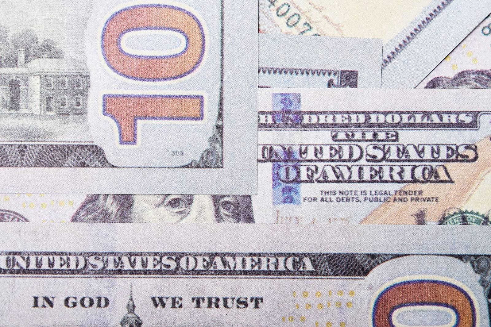Varios billetes de dólar estadounidense superpuestos vistos muy de cerca