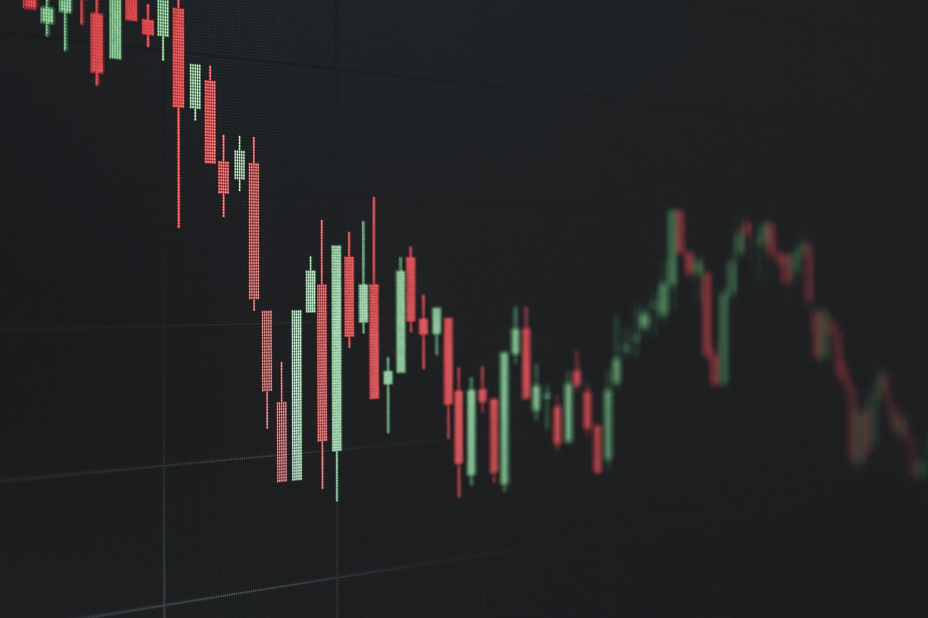 Gráfico de velas japonesas rojas y verdes en la pantalla de un monitor de trading