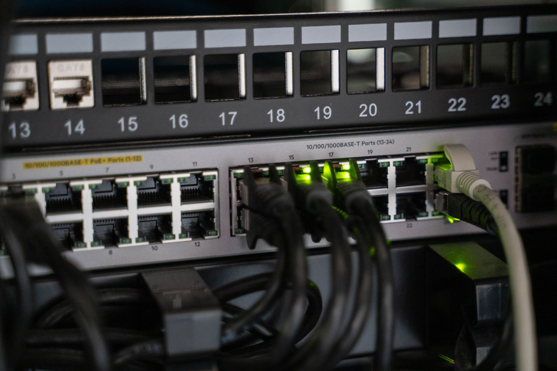 Conmutador de red con decenas de cables conectados en la sala de servidores de un centro de datos