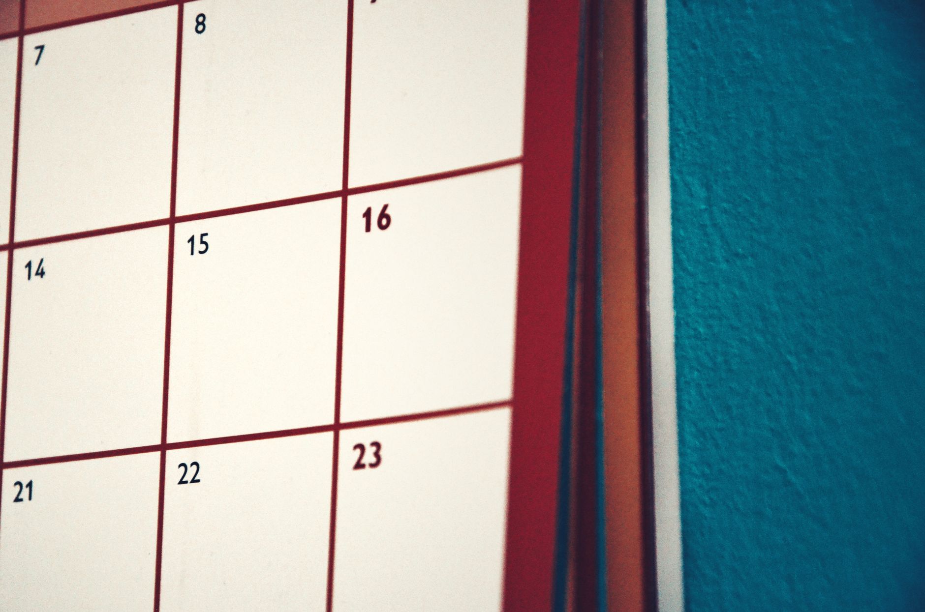Calendario de pared en primer plano con los dias del mes numerados