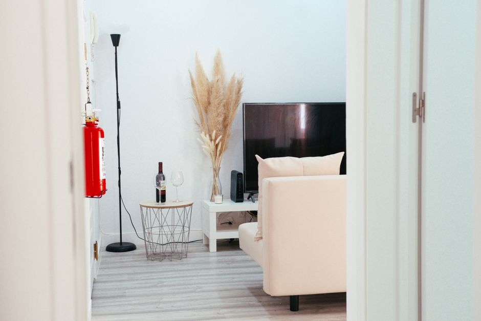 Decorar apartamento alquiler sin taladrar: 12. Textiles y colores que se van contigo