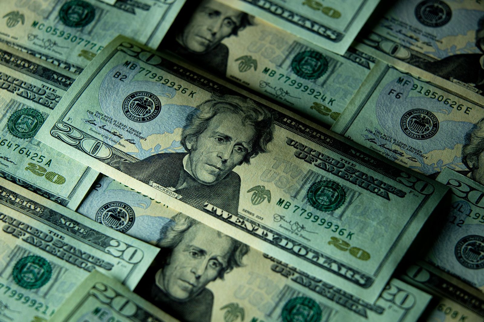 Billetes de veinte dólares superpuestos con el sello de la Reserva Federal a la vista