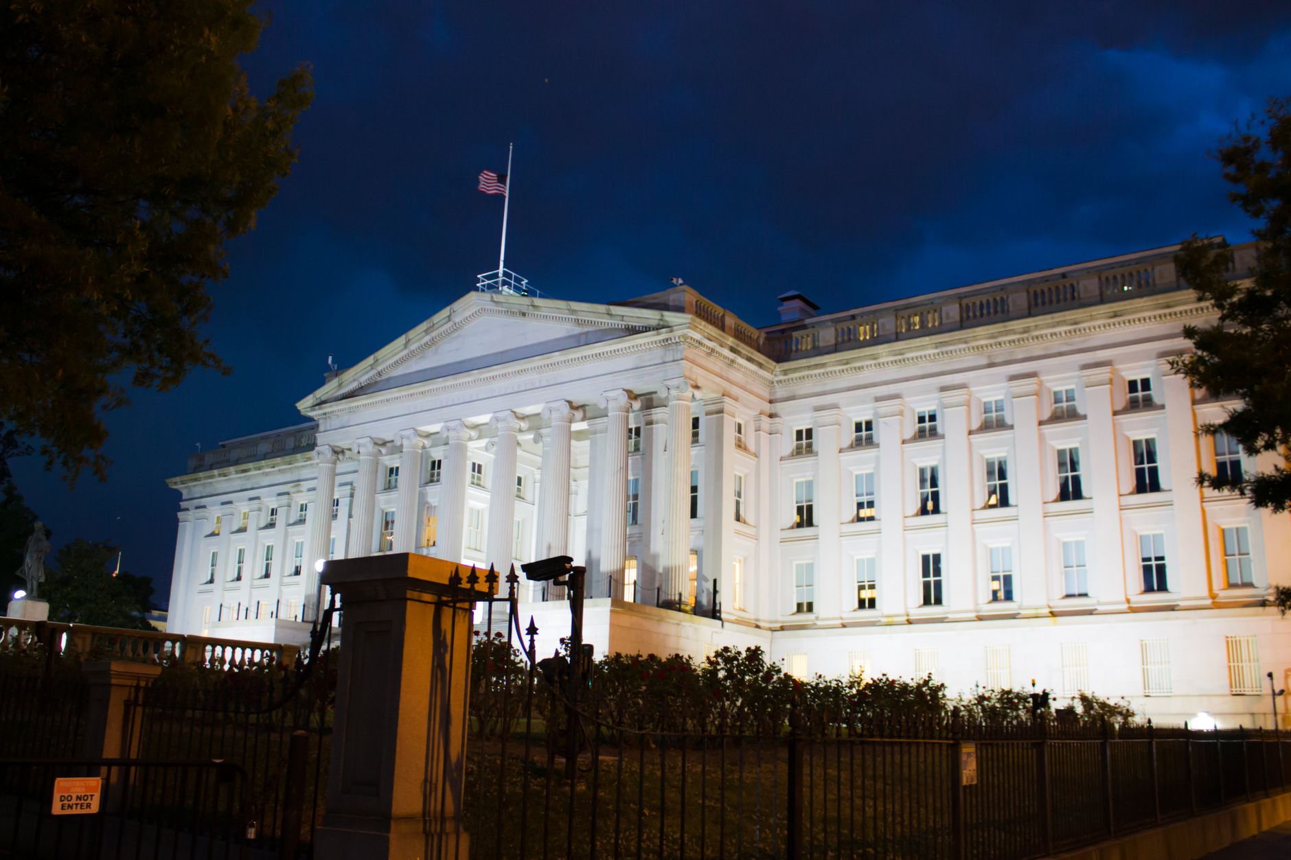 Sede del Departamento del Tesoro de Estados Unidos iluminada al anochecer en Washington