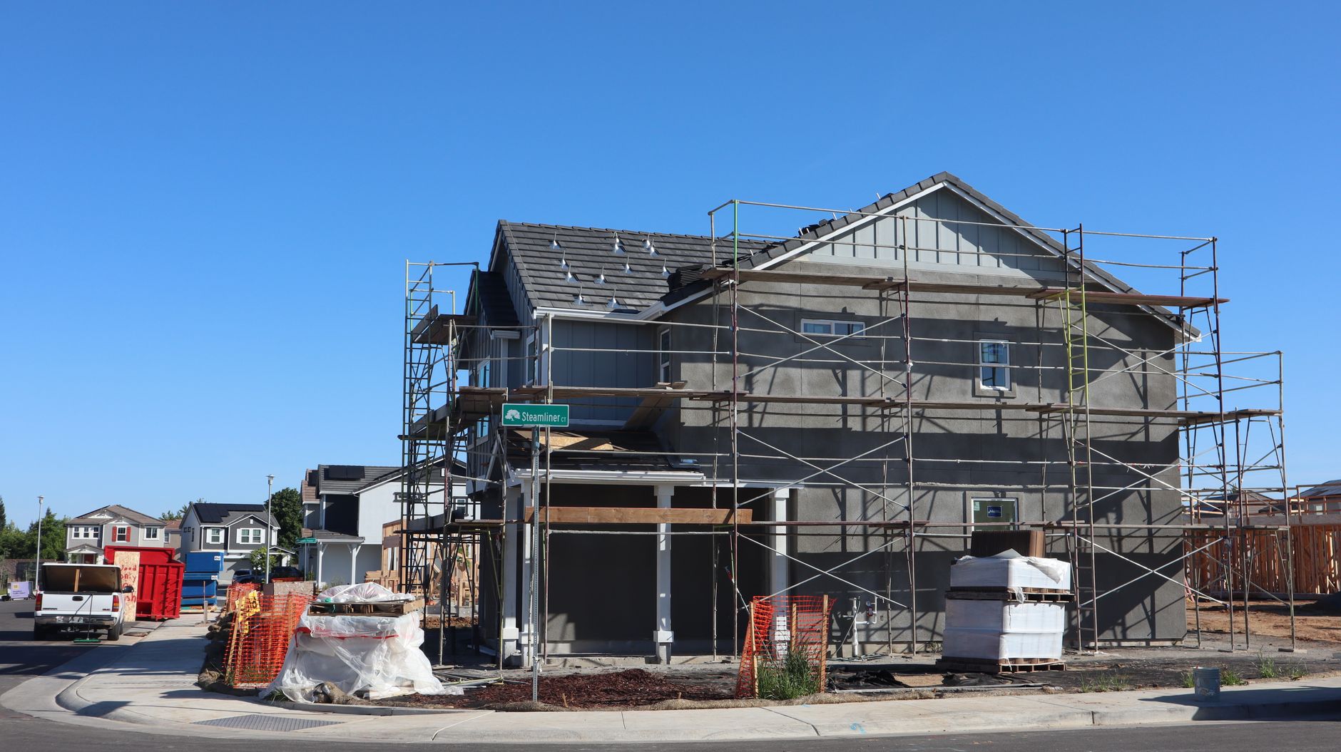 Vivienda nueva con andamios en una urbanización de las afueras en Estados Unidos