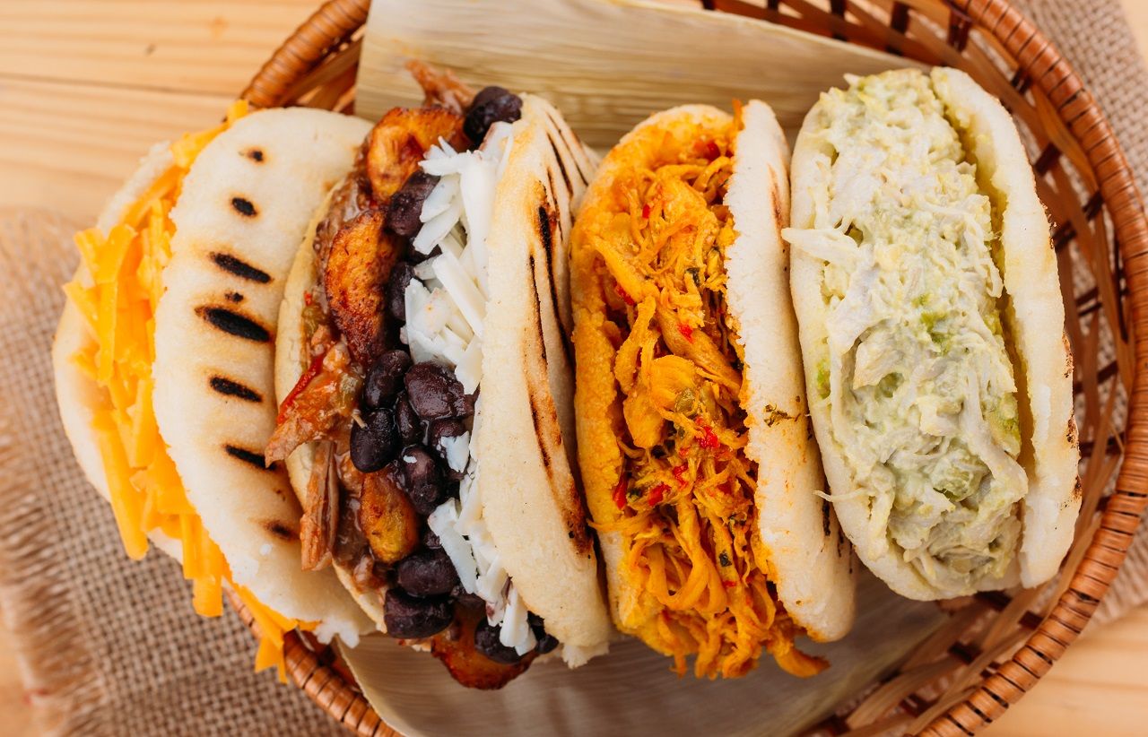 Rellenos tradicionales de empanadas venezolanas y colombianas comparados