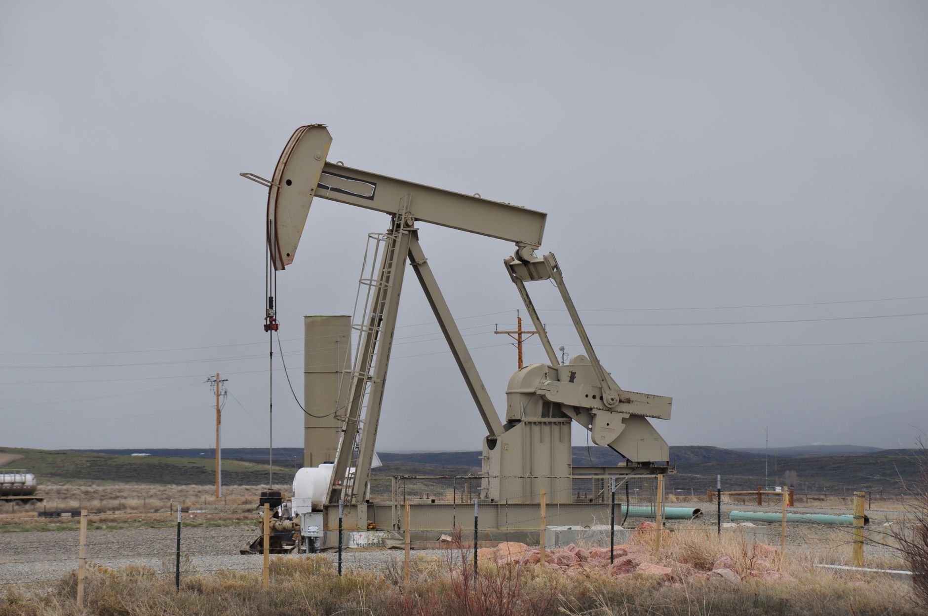 Balancín de extracción de petróleo en un campo abierto bajo un cielo encapotado