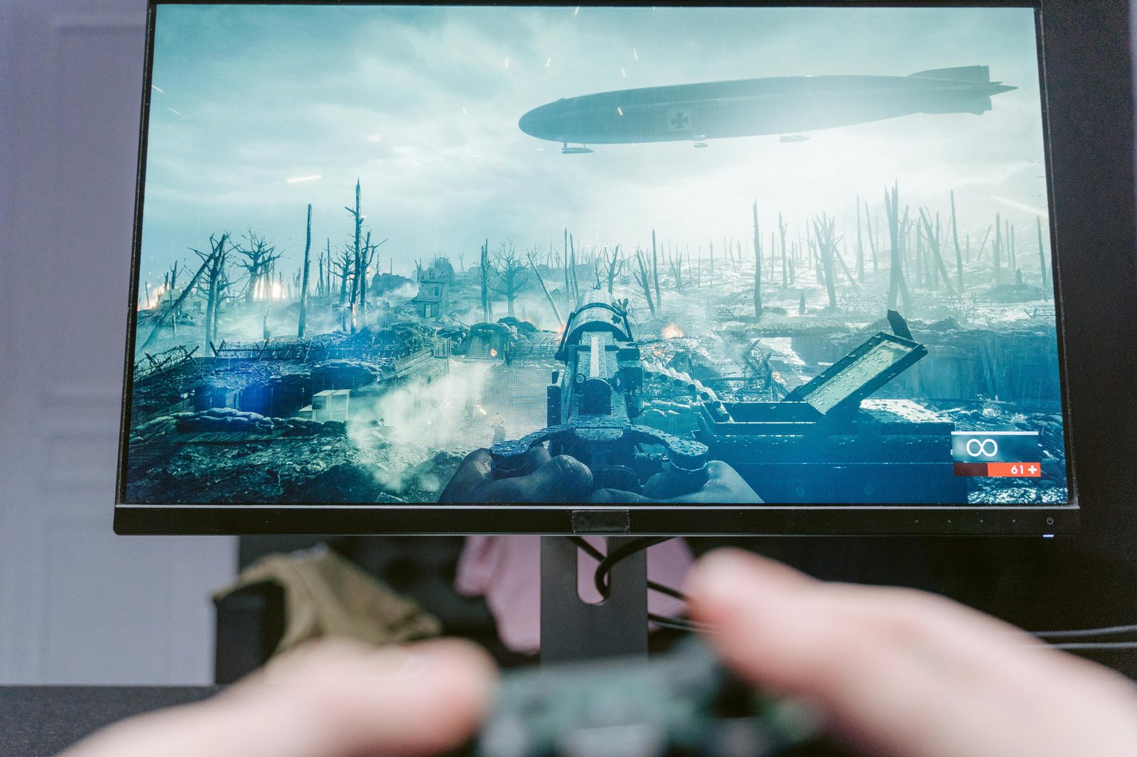 Desarrollador trabajando en código de videojuego con herramientas de IA en pantalla