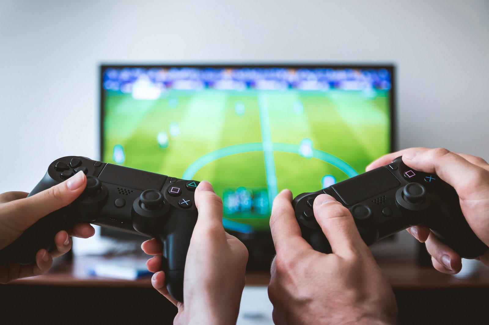 Jugadores en un torneo de esports con periféricos gaming iluminados