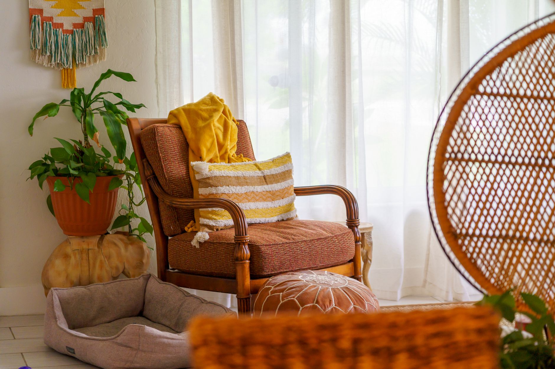Sala en tonos terracota y beige con una manta y un cojín mostaza como color de acento