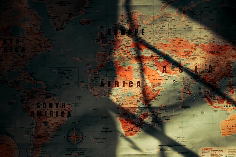 Mapa mundial antiguo con zonas resaltadas en rojo y sombras diagonales cruzando Europa y África