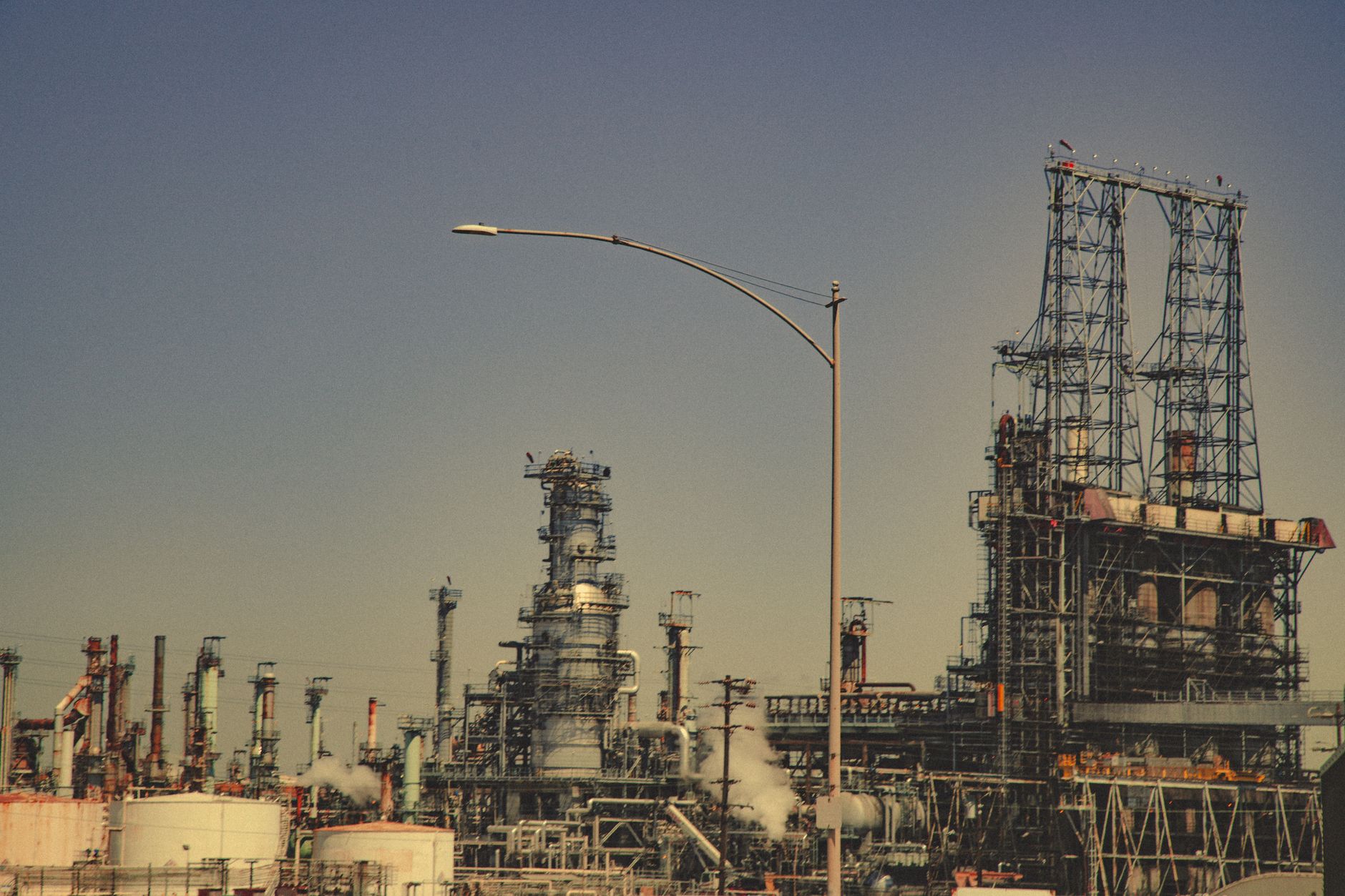 Torres de destilación, tuberías y tanques de una refinería de petróleo en operación
