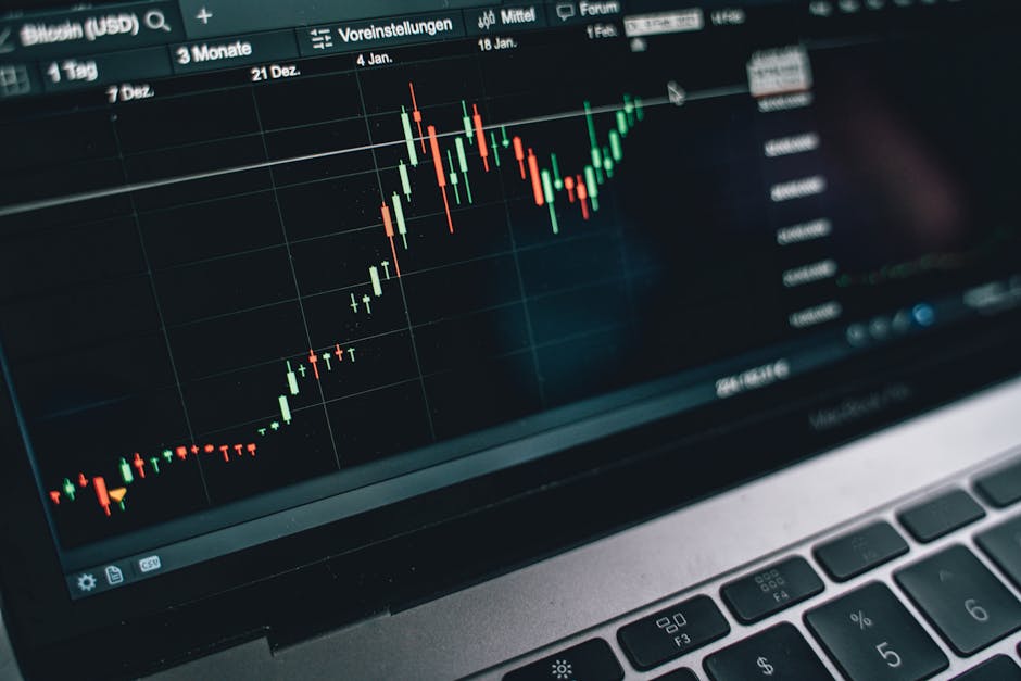 Gráfico de velas japonesas de Bitcoin en USD en la pantalla de un portátil, mostrando fechas como 21 Dez y 18 Jan
