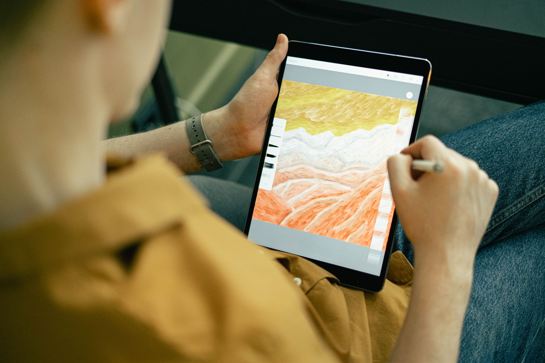 Persona dibujando una ilustración digital sobre una tableta con lápiz óptico