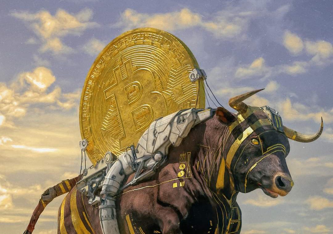 Un toro marrón robótico con armadura dorada lleva una gran moneda dorada de Bitcoin en su lomo bajo un cielo nublado