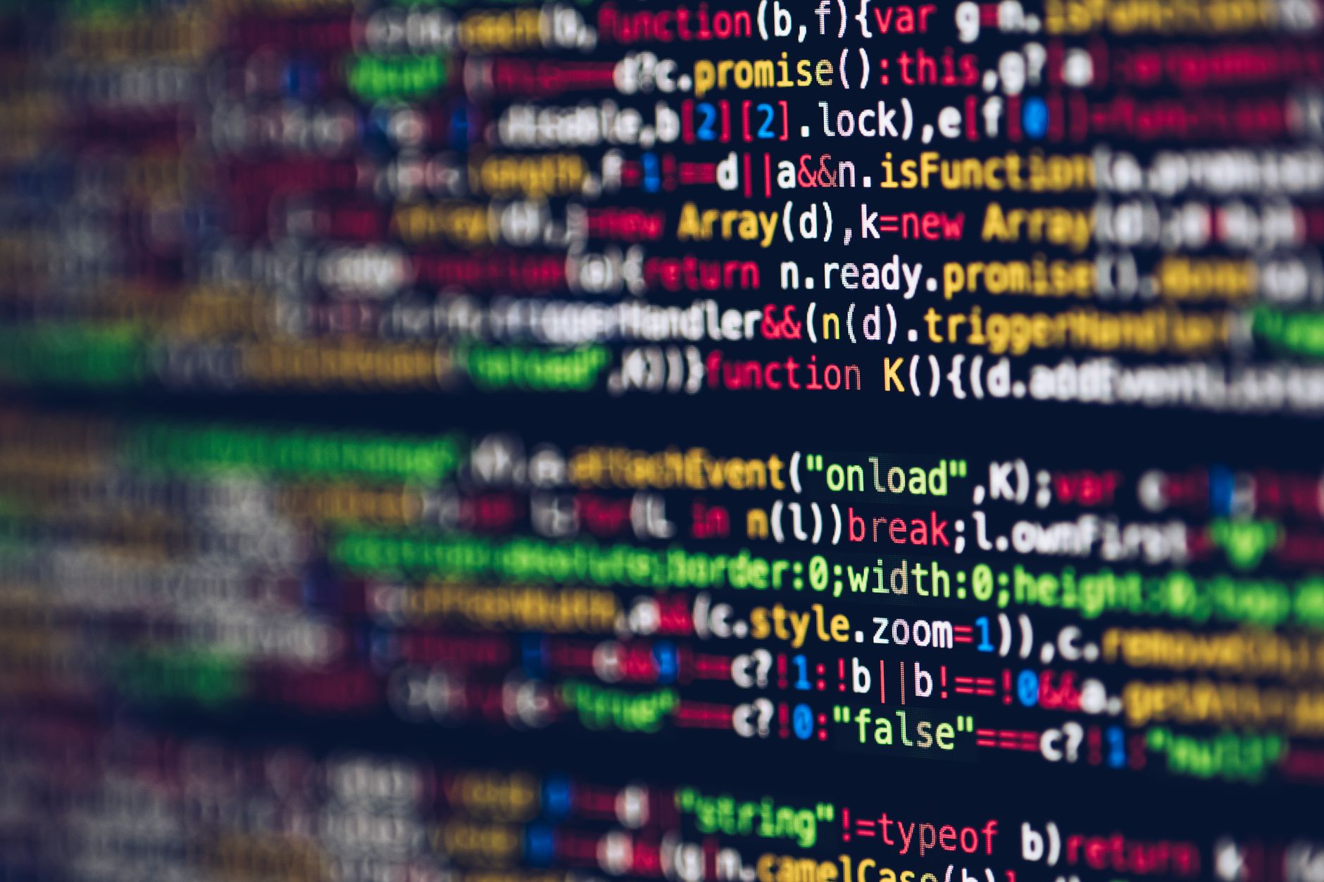 Primer plano de líneas de código de programación iluminadas en la pantalla de un monitor