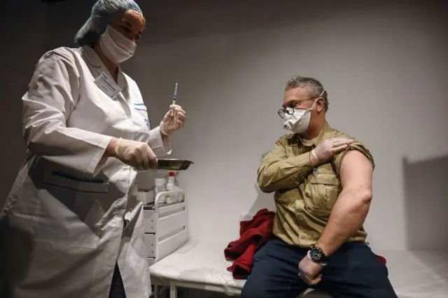 "La gente queda discapacitada": los creadores de vacuna Sputnik V explican por qué hay que vacunarse contra el covid-19 y evitar la enfermedad