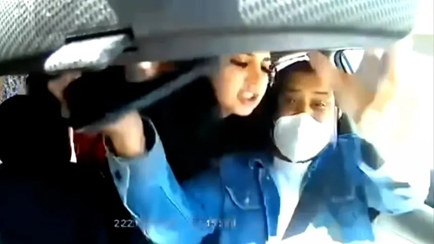 Mujer insultó a un conductor de Uber (VIDEO)