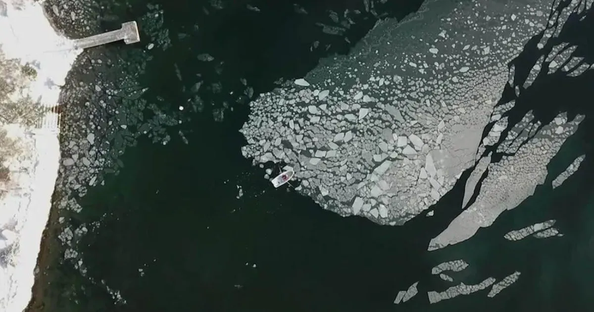 VIDEO: Movió un gran témpano de hielo con su bote de remos