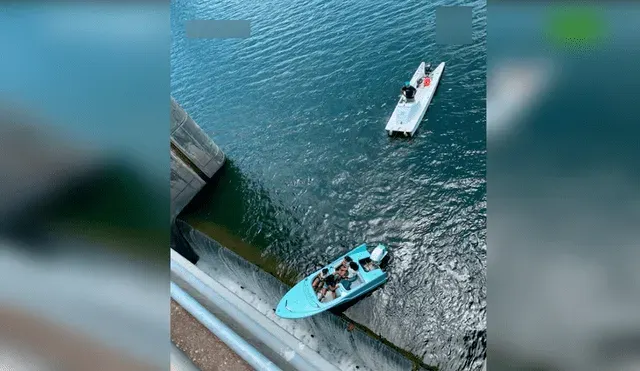 VIDEO: Un bote con 4 personas queda atascado a una altura de varios metros, al borde de una presa en Longhorn en Texas