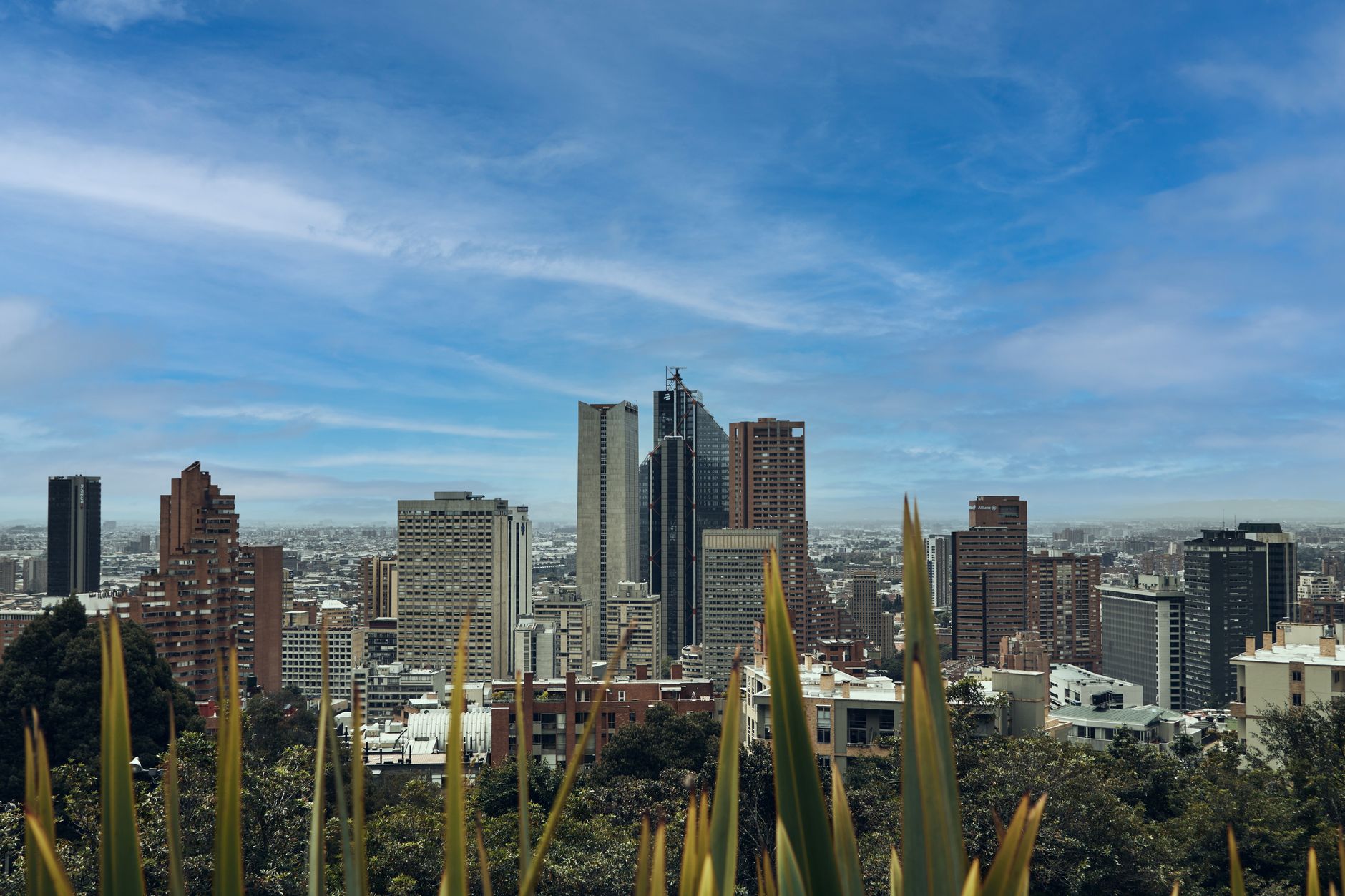 Torres del centro financiero de Bogota bajo cielo despejado, el destino del capital extranjero que ahora prefiere las tasas en dolares