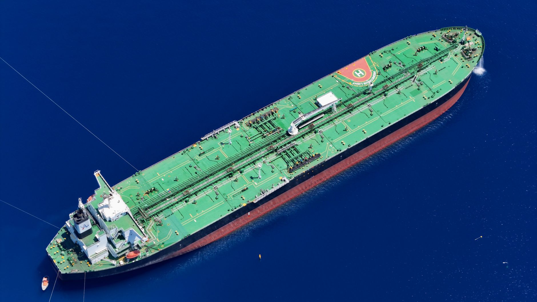 Petrolero visto desde el aire navegando en mar abierto, la ruta del crudo que sigue pesando sobre la libra