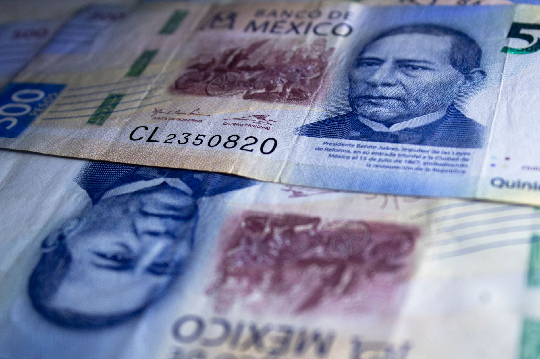 Billetes de 500 pesos mexicanos emitidos por el Banco de México, con el retrato de Benito Juárez