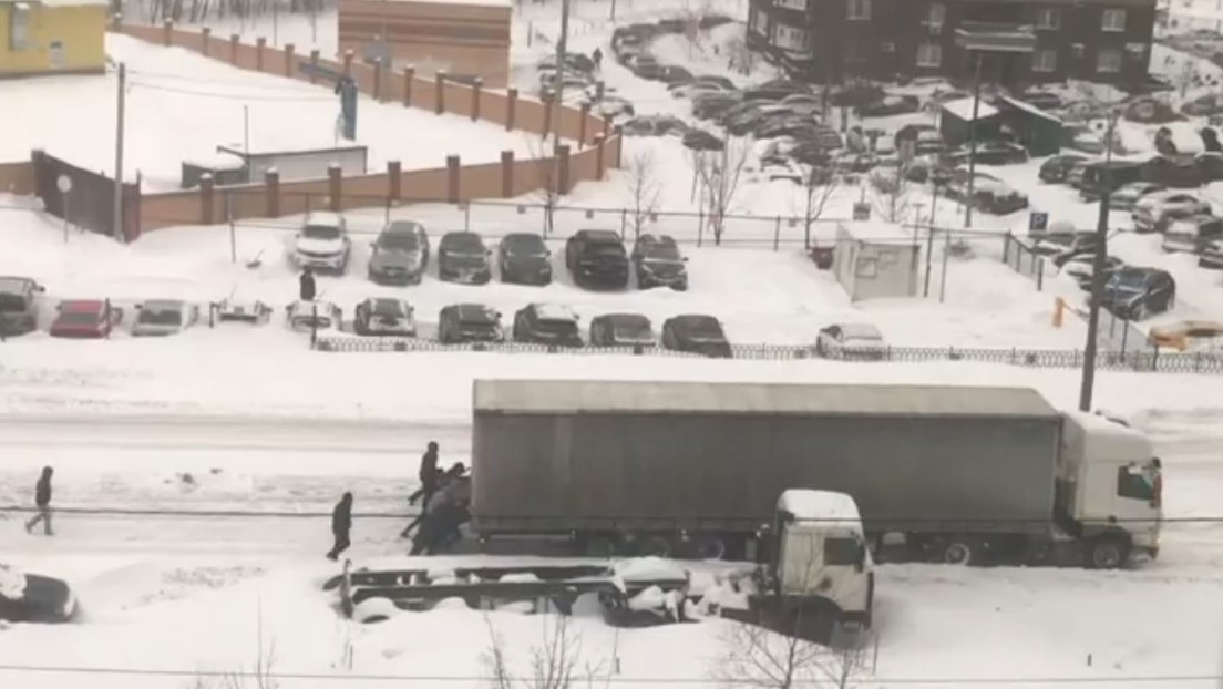 VIDEO: Los transeúntes ayudan a un camionero atrapado en una de las nevadas más grandes de Moscú